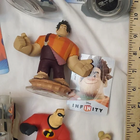 : Huge Mixed lot of over 16 DISNEY INFINITY charactersfigures 2.0